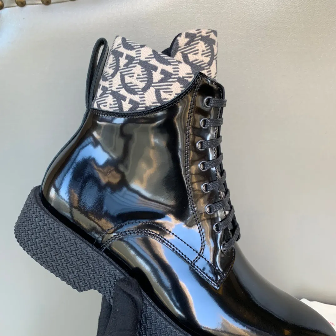 [Ferragamo] Top P: 1000💰 Number of yards: 39~44 (38.45 custom-made, non-returnable) Ferragamo winter series, original 1:1 development, casual men's short boots. Made with heavy investment, shoes and boots are made of imported cowhide + imported Ferragamo special fabric. Black cowhide lining that is not easily deformed. Wear-resistant rubber outsole, black cowhide, black open edge beads, black frosted, brown suede. Factory craftsmanship, perfect products are only prepared for you who know taste! Any comparison is welcome!